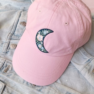 Sombrero de béisbol de luna botánica -Elección de color de sombrero - Floral - Bordado de gorra de béisbol Cottagecore - Regalo de flores silvestres + Co.