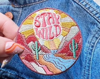 Parche Stay Wild Desert & Cactus - Parche termoadhesivo - Cactus saguaro, sol, estilo bohemio, senderismo, actividades al aire libre, naturaleza, Arizona - Parches bordados