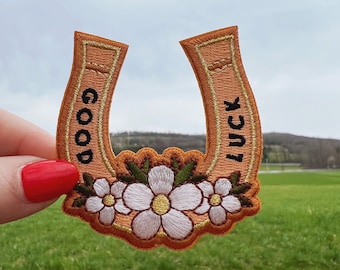 Good Luck Horseshoe Patch - Cute Southwest - Western - Southern Embroidered Patches - Tan with Daisies - Cottagecore - Wildflower + Co.