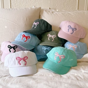 Rosettkeps med broderad lapp - Coquette Estetic - Girlies - Ditt val av rosett- och kepsfärg! Pappakeps - Wildflower + Co.