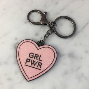 GRL PWR Emaille Schlüsselanhänger - Niedlich!  Taschenanhänger - Schlüsselanhänger - Pastell Rosa Glitzer Emaille - Wildblume + Co. feministisch - Valentinstag Geschenk