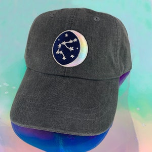 Stjärnteckensbasebollkeps med broderad stjärnteckenslapp - Ditt val av stjärntecken- och kepsfärg! Astrologi - Stjärnteckenspappakeps Wildflower Co