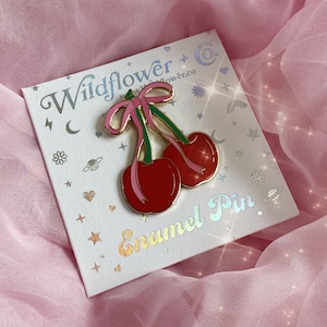 Kers w. Emaille pin strik - Coquette Aesthetic - Cherry Pin - Preppy Fruit - Leuke cadeaus - Balletcore - Trendy hoedenpin - Wildflower +Co. Cadeaus