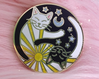 Épingle en émail chat Yin Yang - Chats câlins soleil et lune - Astrologie céleste - Cadeau pour les amoureux des chats - Adorable épingle en émail - Wildflower + Co.