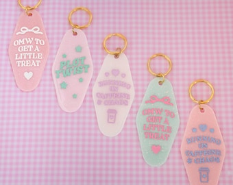 Llavero de motel lindo y femenino en tonos pastel - Llaveros originales y literarios - Plot Twist Little Treat Coquette Bow Caffeine & Chaos - Lindo regalo para una amiga