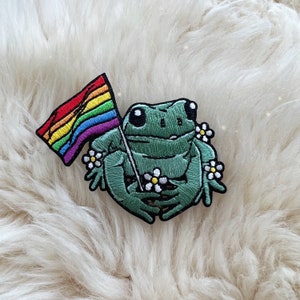 Toppa con rana dell&#39;orgoglio - Toppa ricamata da stirare per giacche - Ricamo LGBTQ+ - Margherita Cottagecore - Rana gay - Wildflower + Co. fai da te