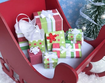 Dollhouse Miniature Gift Set pink green wrapped presents birthday gifts holiday