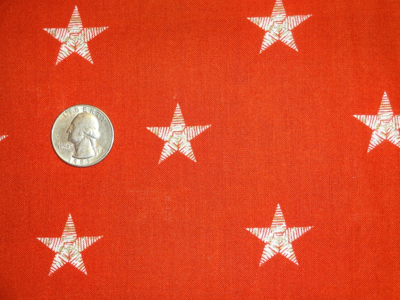 Spaced Stars Metallic Gold on Red Cotton Quilting Patriotic Fabric You Pick Length imagem 1