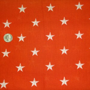 Spaced Stars Metallic Gold on Red Cotton Quilting Patriotic Fabric You Pick Length imagem 2