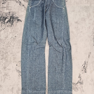 Vaqueros Levi's Engineered Regular Fit de corte clásico. Vaqueros Levi's Engineered Twist Cut con cierre de botones. Vaqueros azul oscuro Y2k L0541. Talla 28x30.