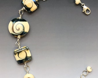 Ginger Bracelet en marfil: granos de lampwork de vidrio hecho a mano con componentes de plata.