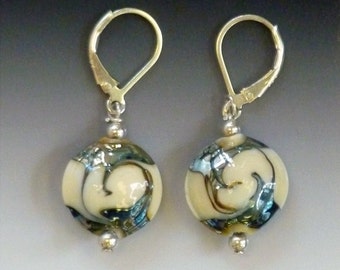 Pendientes de jengibre en marfil: granos de lampwork de vidrio hecho a mano con componentes de plata.