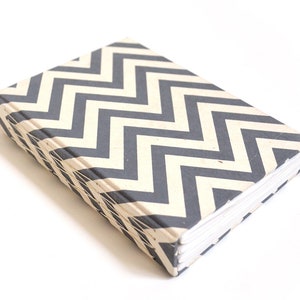 Handgemachtes Notizbuch || Grauer Chevron || Tagebuch, Tagebuch, Skizzenbuch || 4&quot; x 6&quot; x 1&quot; || Versandfertig!