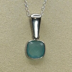 Pendentif calcédoine bleue, coussin 8 mm, argent sterling