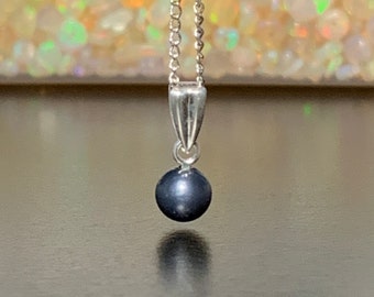 Perla de agua dulce gris redonda de 5 mm con engaste en plata de ley, lista para enviar. Elegante joya para mujer. Piedra natal de junio.