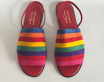 Sandalias vintage Mario Caponi, de ante con rayas arcoíris, talla 6 1/2 (Reino Unido), fabricadas en Italia para Selfridges.