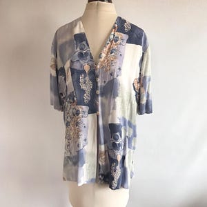 Puede incluir: Un juego de tres tazas de cerámica con un acabado mate moteado. Las tazas son en tonos crema, gris claro y gris oscuro. Cada taza tiene un diseño simple y minimalista, ideal para café o té.