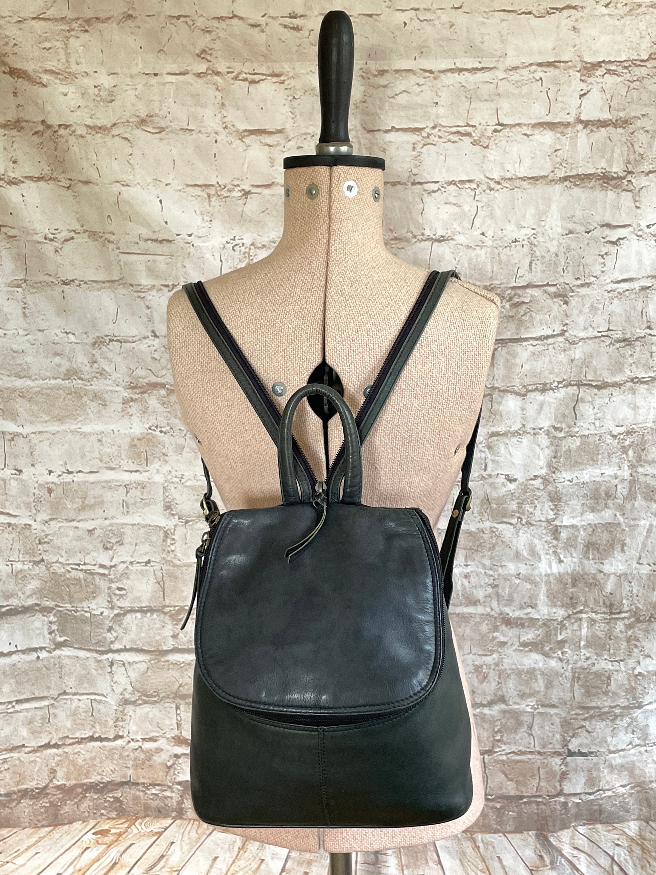 Leather handbag Prada Black in Leather - 37143457