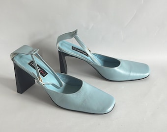 Zapatos vintage con tira en el tobillo, de piel nacarada azul claro, de Next, década de 1990.