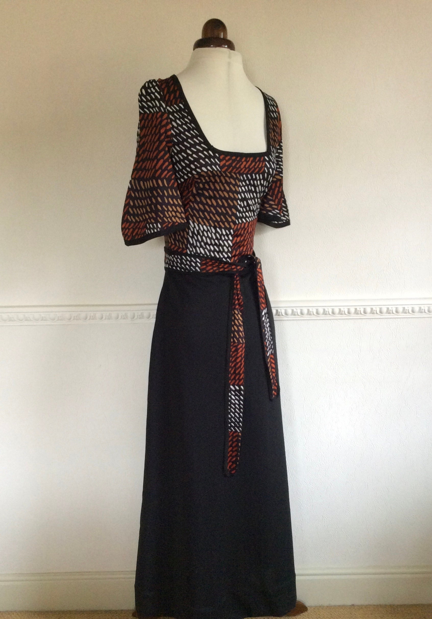 Robe Vintage Mi-longue été - Taille FR 44 - Motif Géométrique Noir, Blanc, Rouge - Très Bon état
