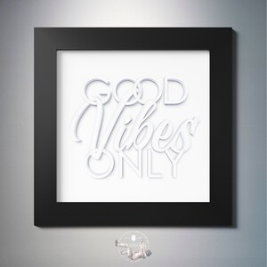 Puede incluir: Una imagen enmarcada en negro con fondo blanco y el texto "GOOD VIBES ONLY" en una fuente blanca en 3D.