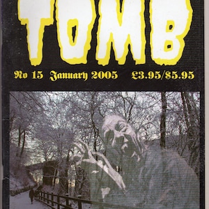 Puede incluir: Una portada de revista con el título "From the Tomb" en letras amarillas sobre un fondo negro. La portada presenta una foto en blanco y negro de una figura en un bosque nevado. La revista es el número 15, enero de 2005, y cuesta 3,95 £ o 5,95 £.