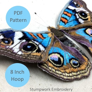 Peut inclure: Gros plan sur un motif de broderie de point de tige de papillon détaillé. Le papillon est bleu, marron, orange et blanc. Le motif est pour un cercle de 20 cm. Le texte "PDF Pattern" et "Stumpwork Embroidery" est également visible.