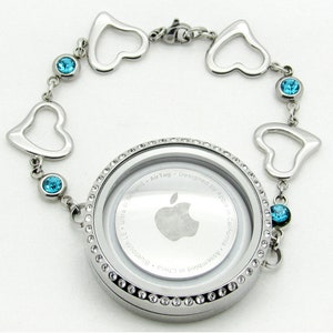 Peut inclure: Panneau en bois fait à la main avec le texte "Welcome" dans une police fantaisiste. Le panneau est peint en blanc avec une finition vieillie et comporte un petit cœur décoratif. Il mesure environ 30 cm de large.