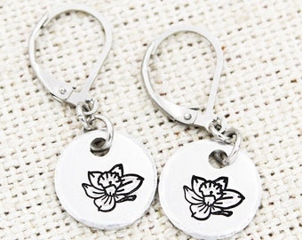 Hypoallergene Narzisse Ohrringe, März Geburtsblumen Schmuck, Florale baumeln Ohrringe, Natur Schmuck, botanische Tropfen Ohrringe, Geburtstagsgeschenk