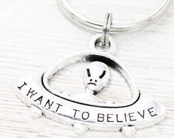 Llavero de extraterrestre, llavero de astronauta, regalo del espacio exterior, "Quiero creer", dije de ovni, Expediente X, llavero cósmico, regalos geek, llavero de nave espacial