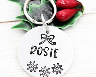Kerst hondennaamplaatje, winter huisdier ID-tag, vakantie hond ID-bedel, sneeuwvlok dog tags, hond kerstsieraden, hondensok stuffer, kat tag