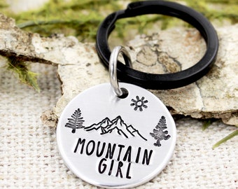 Llavero de chica de montaña, regalo de excursionista, llavero de montaña, regalos para amantes de la montaña, regalo de naturaleza para ella, regalo de senderismo, paisaje de montaña, chica al aire libre
