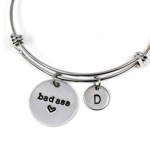 Bracelet jonc dur à cuire, Bijoux d'autonomisation, Bracelet féministe, Fort comme l'enfer, Femmes fortes, Soutien aux femmes, Cadeau inspirant, Bad Bitch
