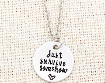 Just Survive Somehow, collier inspiré de TWD, collier Enid JSS, inspiré de The Walking Dead, collier citation inspirante, bijoux pour adolescents, zombie