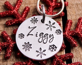 Sneeuwvlok huisdier naamplaatje, winter identificatieplaatje hond of kat, winter huisdier identificatie bedels, kerst hondenaccessoires, kat vakantie tags