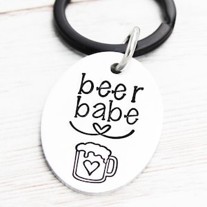 Bier Babe Schlüsselanhänger, Bier-Liebhaber-Geschenk, Bier-Trinker-Geschenke, lustiger Bier-Schlüsselanhänger, Bier-Schlüsselanhänger, Geschenk für Freund, trinkende Freunde, Geschenk für sie