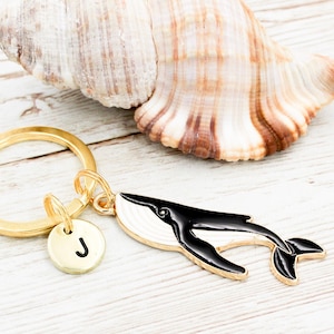 Custom Initial Whale Keychain, Monogram Whale Keyring, Beach Gifts, Whale Lover Gift, Sea Life Key Ring, Whale Bag Charm, Friend Gift