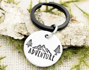 Llavero de aventura de montaña, llavero de excursionista, la aventura espera, regalo de amante de la montaña, joyería de la naturaleza, regalos de viajero, regalo de autocaravana, árboles