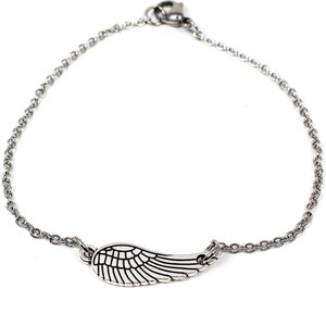 Könnte beinhalten: Ein silbernes Kettenarmband mit einem silbernen Flügel-Anhänger.
