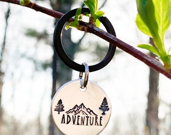 Llavero de aventura, Llavero de montañas, Regalos para excursionistas, Las montañas están llamando, Regalo de senderismo, Llavero explorador, Amante del aire libre, Encanto de bolsa de naturaleza