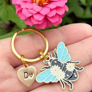 Flower Bee Keychain With Initial Charm, Daisy Honeybee Keyring, Bee Gifts, Floral Bag Charms, Nature Presents, Daisy Charms, Beekeeper Gift