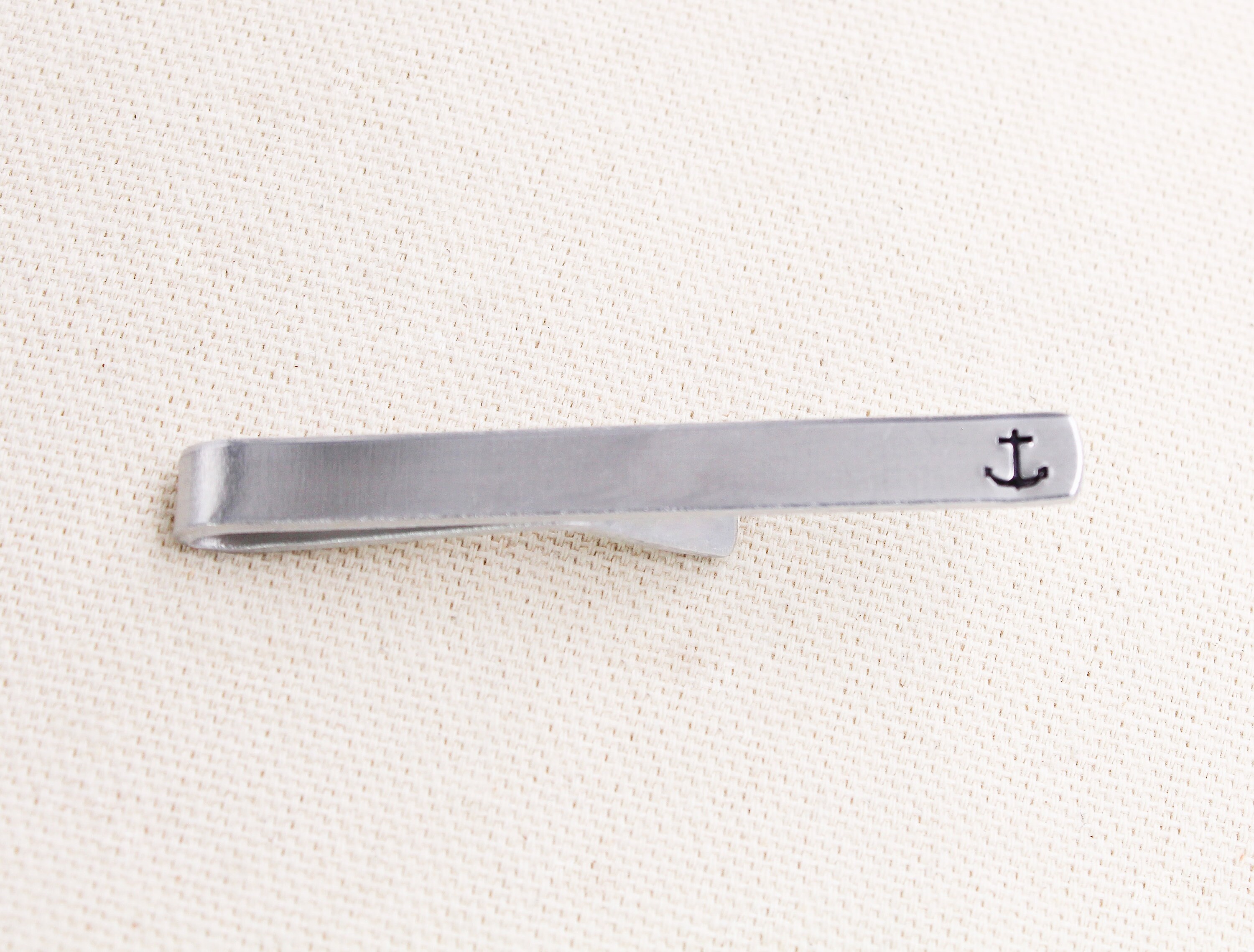 DESIGN - Fermacravatta color argento con cut-out DESIGN - Fermacravatta color argento con cut-out