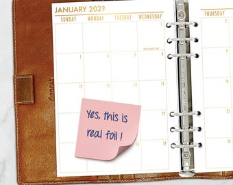 Recambio de agenda mensual A5 con lámina dorada, calendario con fechas en 2 páginas.