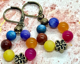 真鍮の花がアクセントになったループ状のカラフルなビーズ。
