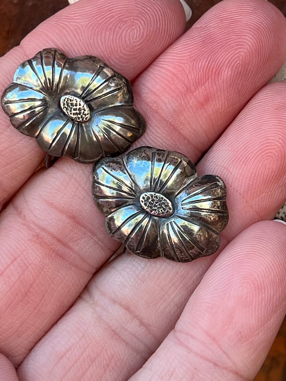 Vintage Sterling Silver Dogwood Flower Clip Earrings #dogwoodflowerjewelry #dogwoodflowers #vintagefloraljewelry #giftsforgrandmothers