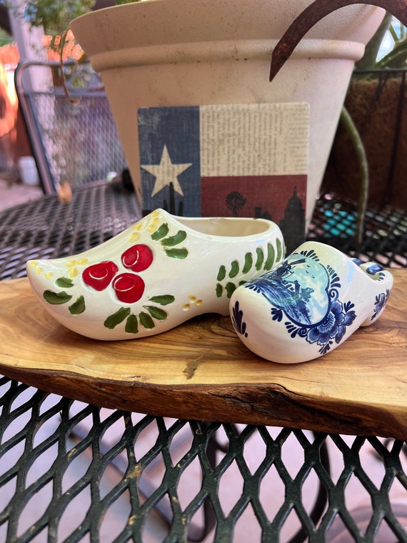 Cute Pair Of Vintage Hand Painted Holland Clogs D… - image 1