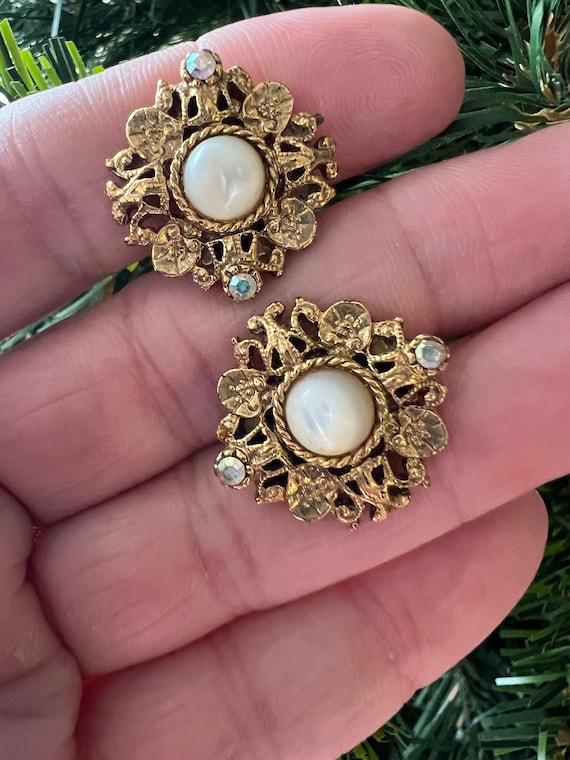 Vintage Gold Tone Jewel Clip Earrings #vintageclipearrings