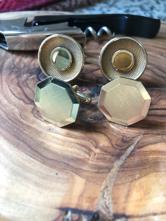 Set of Two Gold Tone Vintage Classic Cufflinks 7/8 inch Round #vintagecufflinks #cufflinksets #freeshipping