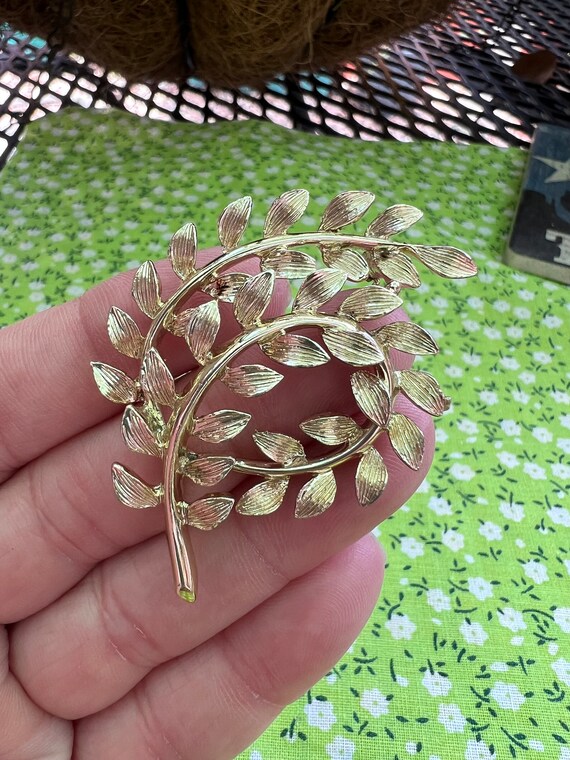 Vintage Silver Tone Lisner Leaf Pin for Jacket or Scarf #vintagelisnerjewelry #trendingvintagepins #vintagebrooches