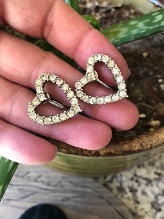Vintage Rhinestone Heart Screw Back Earrings 3/4 inch #vintagescrewbackearrings #rhinestoneheartearrings